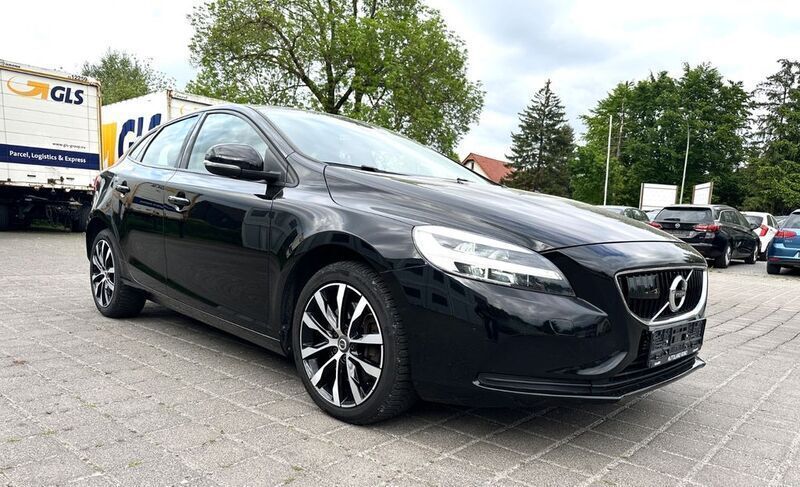 Schwarz Gebraucht 2019 Volvo V40 Momentum Kombi | 15.999 € (Fairer Preis) - Bild 1/4