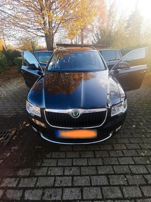 Gebraucht Skoda Superb 140 PS (102 kW) 2012 Schwarz Kombi