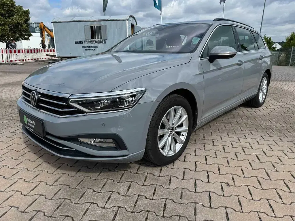 Gebraucht VW Passat 150 PS (110 kW) 2023 Mondsteingrau Kombi