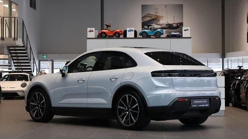 Gebraucht Porsche Macan 4 Electric 300 kW (408 PS) 2024 Eisgrau SUV