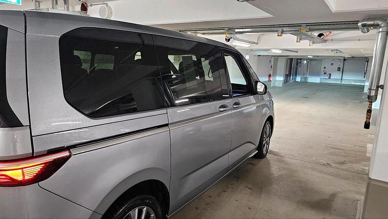 Gebraucht VW Multivan Style 150 PS (110 kW) 2024 Silber Van