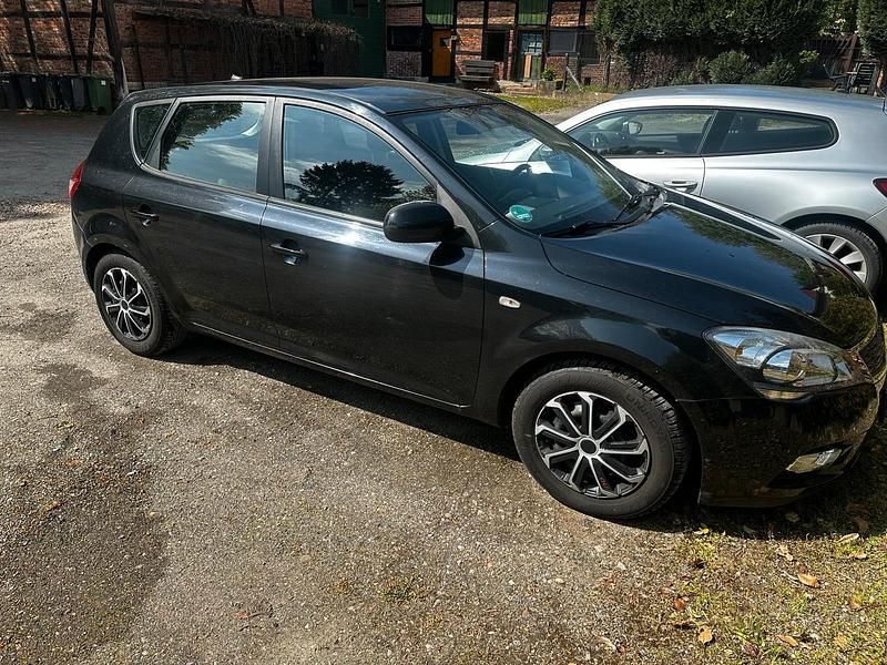 Usata Kia Ceed 90 CV (66 kW) 2010 Nero Utilitaria