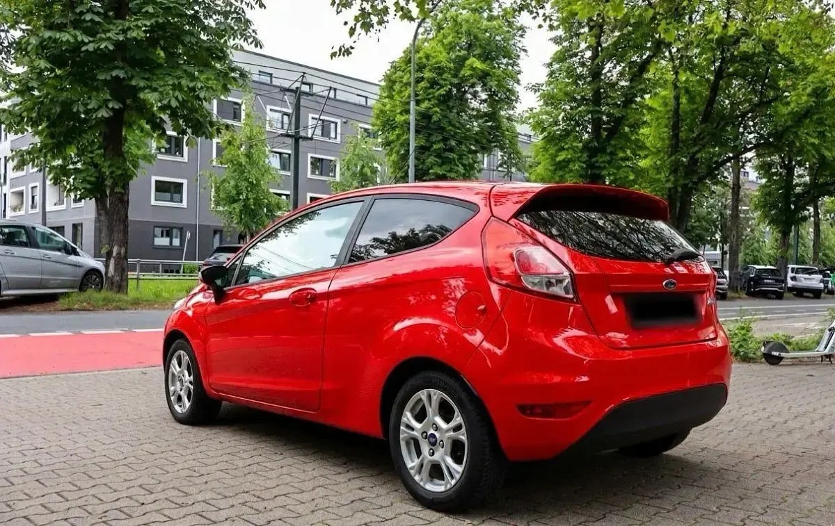 Gebraucht Ford Fiesta 80 PS (58 kW) 2014 Rot Kleinwagen
