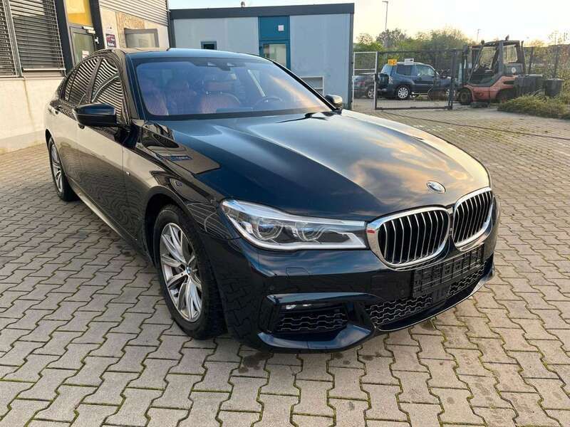 Gebraucht BMW 750L Shadowline 400 PS (294 kW) 2016 Carbonschwarz metallic Limousine
