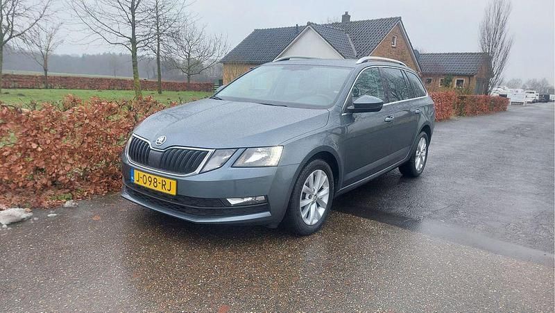 Grau Gebraucht 2019 Skoda Octavia Style Kombi | 8.850 € (Superpreis) - Bild 1/4