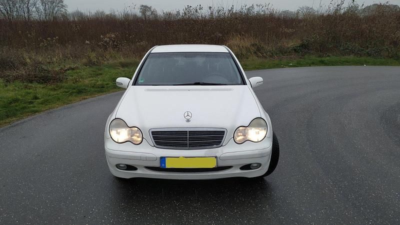 Weiß Gebraucht 2002 Mercedes C180 Limousine | 1.000 € - Bild 1/4