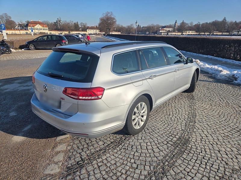 Gebraucht VW Passat 119 PS (87 kW) 2018 Silber Kombi