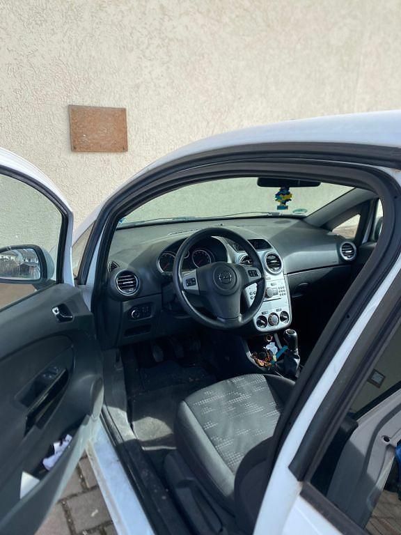 Gebraucht Opel Corsa Color Edition 86 PS (63 kW) 2011 Weiß Kleinwagen