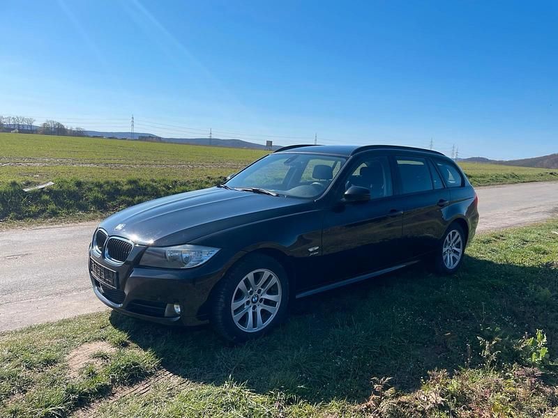 Gebraucht BMW 320 184 PS (135 kW) 2011 Schwarz Kombi