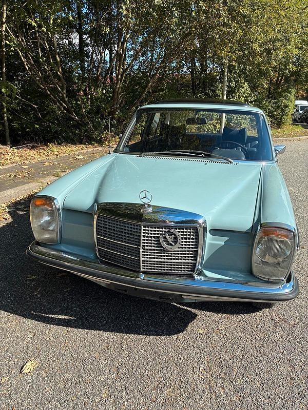 Blau Gebraucht 1971 Mercedes 230 Limousine | 16.500 € - Bild 1/4