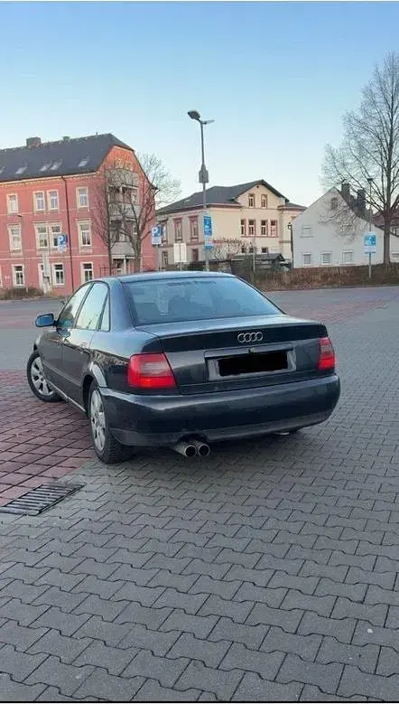 Używany Audi A4 150 KM (110 kW) 1996 Czarny Sedan/Limuzyna