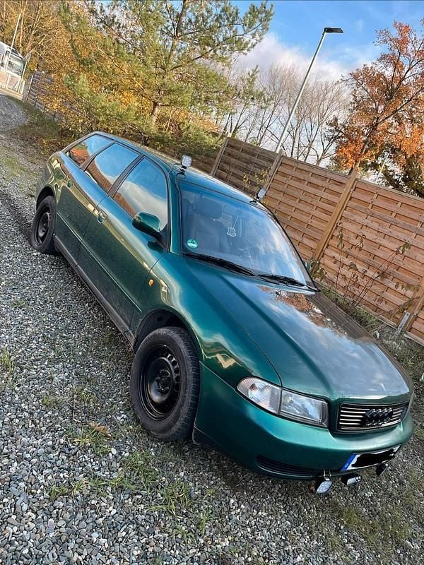 Grün Gebraucht 1997 Audi A4 Kombi | 400 € - Bild 1/4