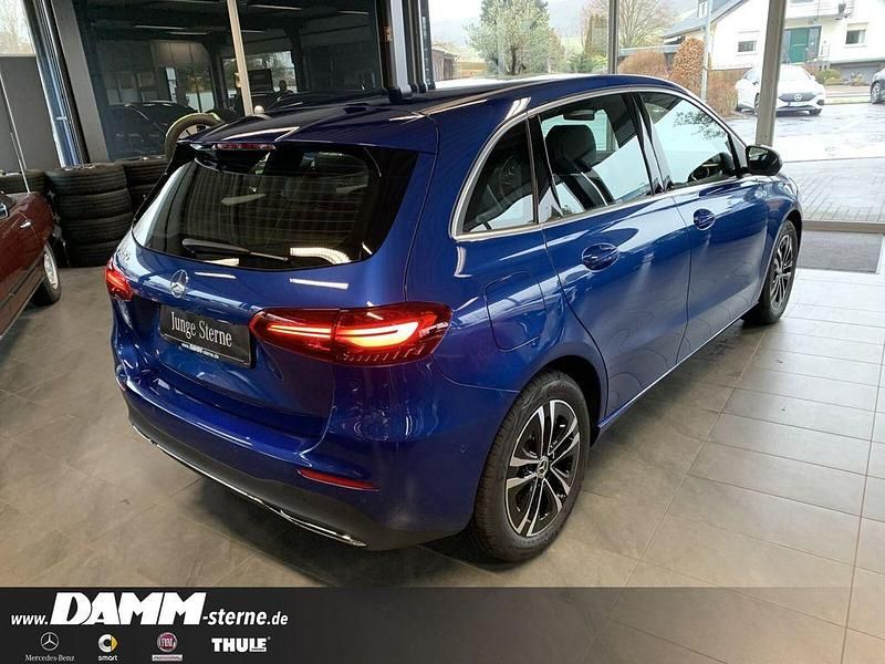 Gebraucht Mercedes E250 Advanced 163 PS (119 kW) 2024 Blau Limousine