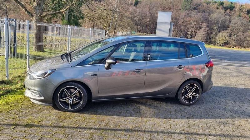 Grau Gebraucht 2018 Opel Zafira Active Van / Kleinbus | 16.000 € (Fairer Preis) - Bild 1/4