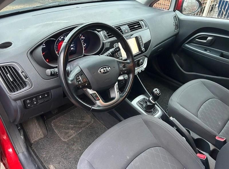 Gebraucht Kia Rio 90 PS (66 kW) 2015 Rot Kleinwagen