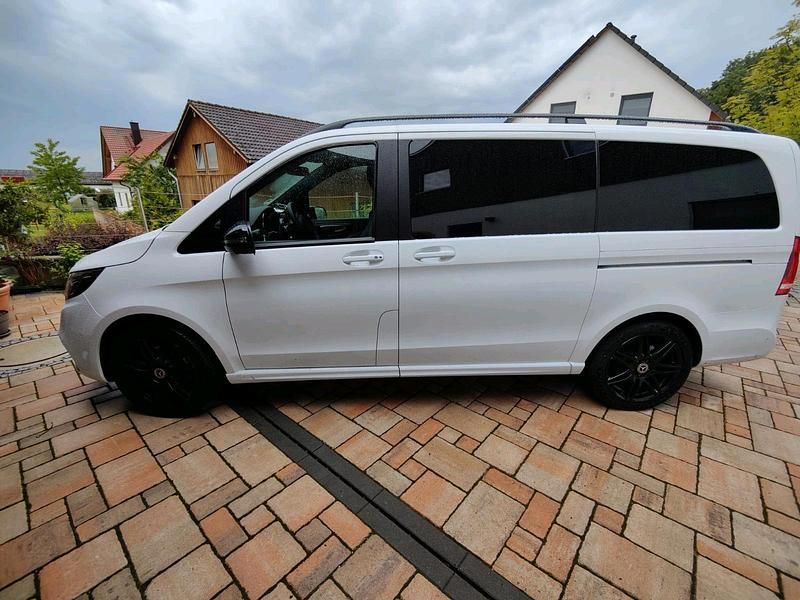 Weiß Gebraucht 2021 Mercedes V300 Van / Kleinbus | 59.000 € - Bild 1/3