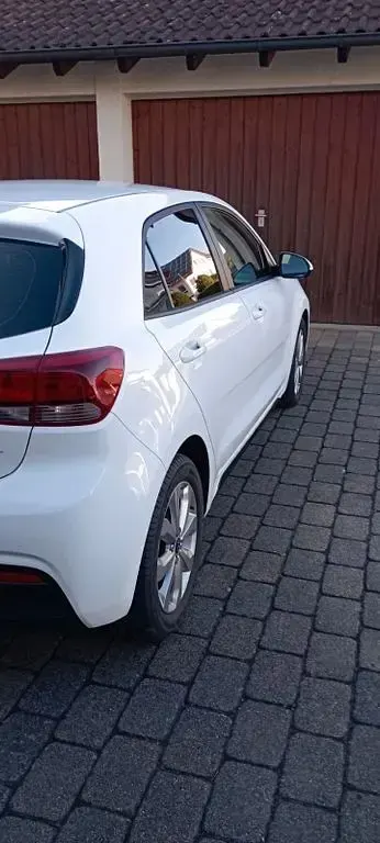 Gebraucht Kia Rio Vision 101 PS (74 kW) 2022 Weiß Limousine