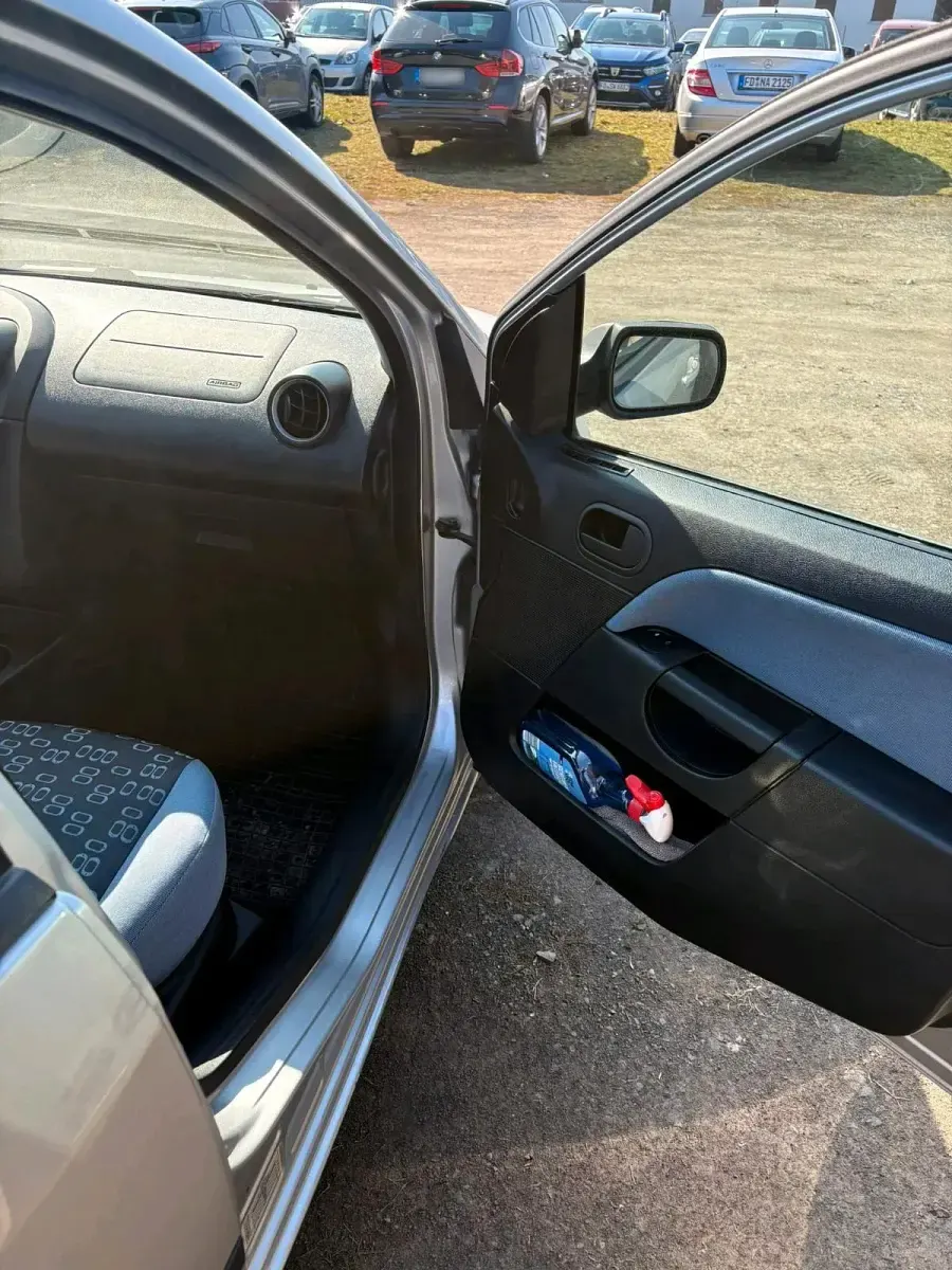 Używany Ford Fiesta 80 KM (58 kW) 2005 Srebrny Hatchback