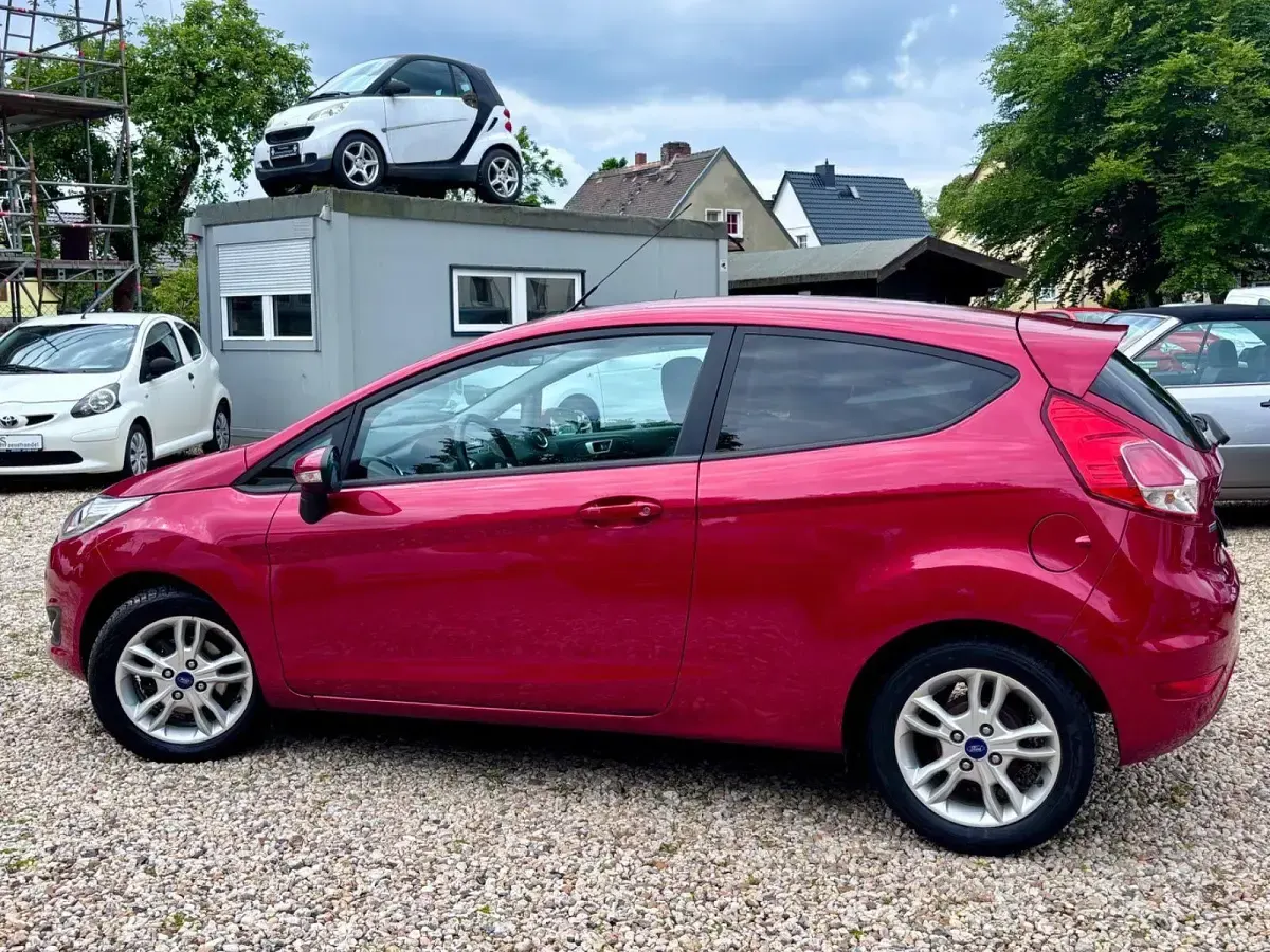 Gebraucht Ford Fiesta Celebration 101 PS (74 kW) 2016 Rot Kleinwagen