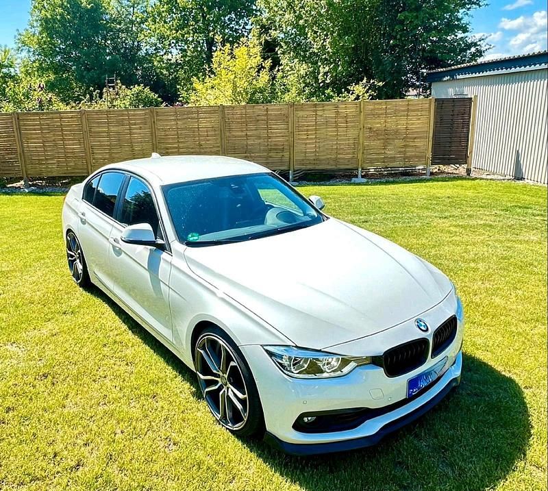 Weiß Gebraucht 2017 BMW 330e Performance Limousine | 22.900 € - Bild 1/4