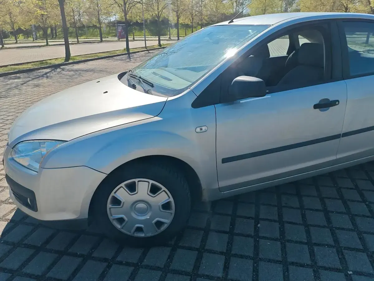 Używany Ford Focus 100 KM (73 kW) 2005 Srebrny Hatchback