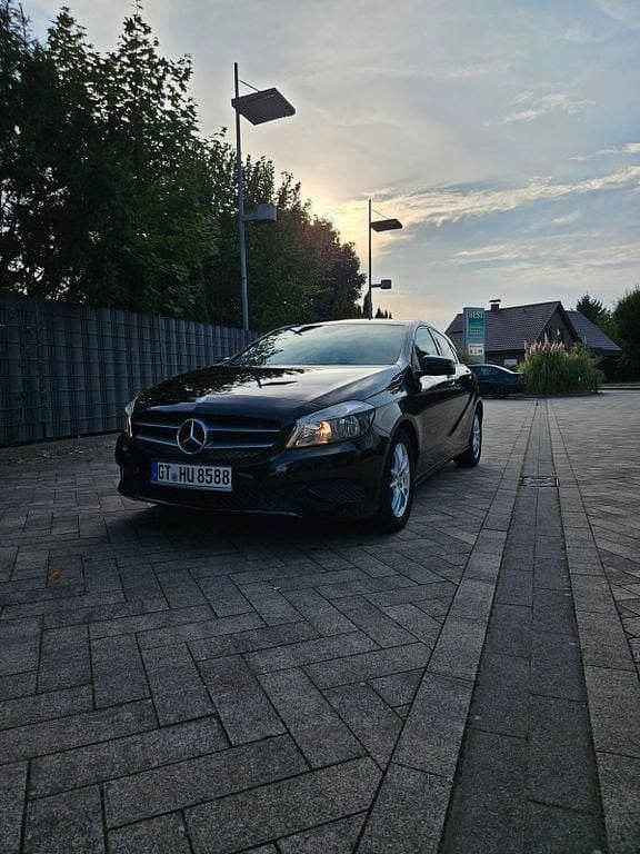 Schwarz Gebraucht 2015 Mercedes A180 Limousine | 10.300 € (Guter Preis) - Bild 1/4