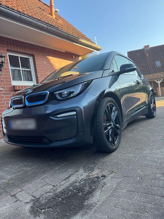 Grau Gebraucht 2022 BMW i3 Sport Line Kleinwagen | 20.200 € (Guter Preis) - Bild 1/4