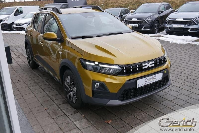 Neu Dacia Sandero Expression 110 PS (80 kW) 2026 Amber yellow Limousine
