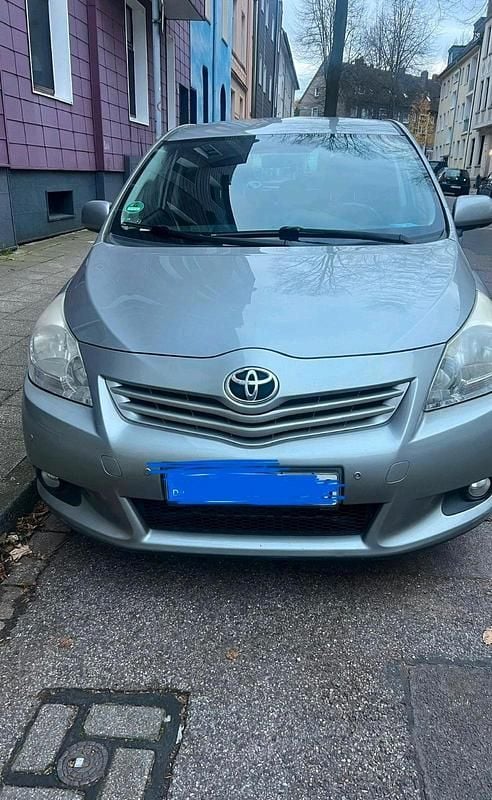 Gebraucht Toyota Verso 147 PS (108 kW) 2012 Silber Van / Kleinbus