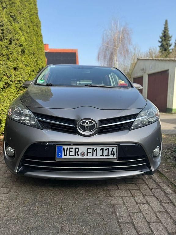 Gebraucht Toyota Verso Skyview Edition 111 PS (81 kW) 2015 Andere farben Van / Kleinbus