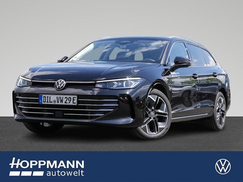 Grenadillschwarz metallic Gebraucht 2024 VW Passat Elegance Kombi | 40.910 € (Superpreis) - Bild 1/4