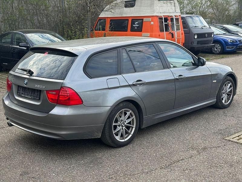 Gebraucht BMW 320 184 PS (135 kW) 2011 Grau Kombi