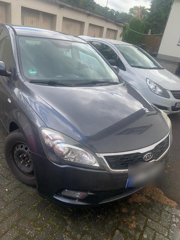 Grau Gebraucht 2011 Kia Ceed Vision Limousine | 3.700 € (Superpreis) - Bild 1/4