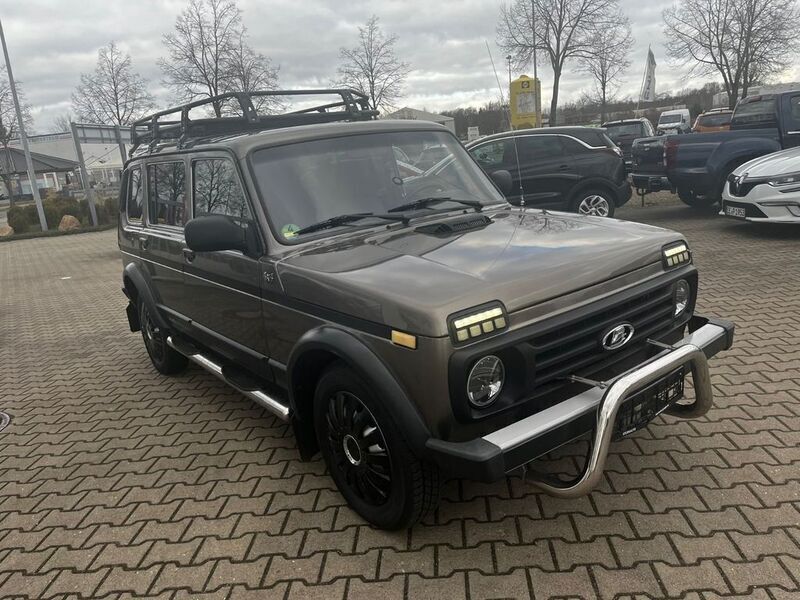 Grau Gebraucht 2017 Lada Urban SUV | 8.500 € (Guter Preis) - Bild 1/4