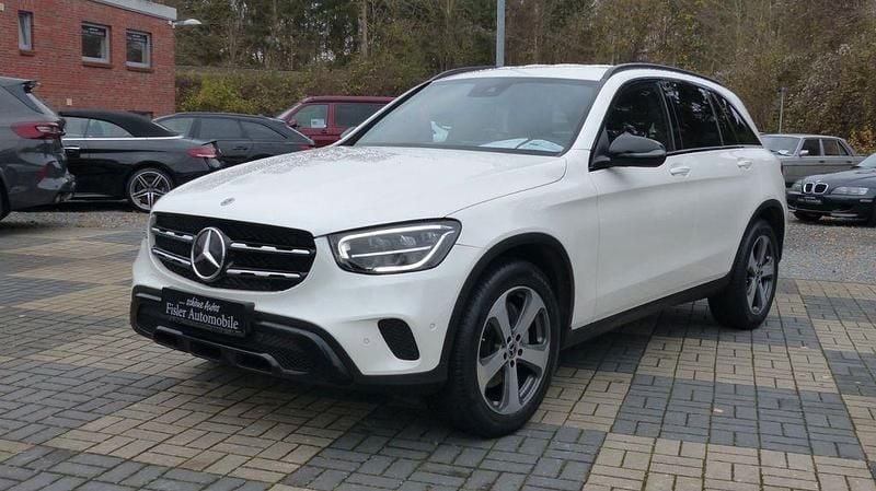 Weiß Gebraucht 2022 Mercedes GLC300 Night SUV | 34.990 € (Guter Preis) - Bild 1/4