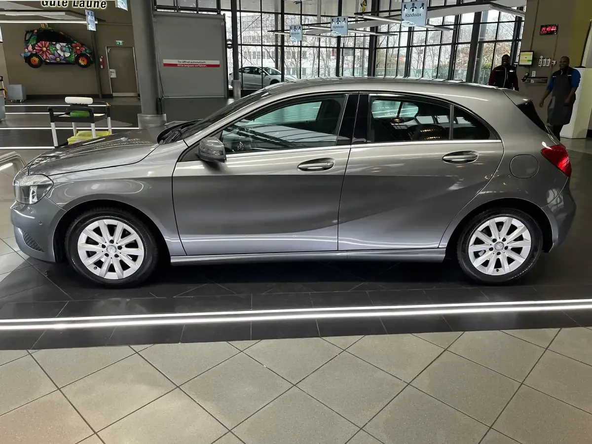 Gebraucht Mercedes A180 122 PS (89 kW) 2015 Grau Kleinwagen