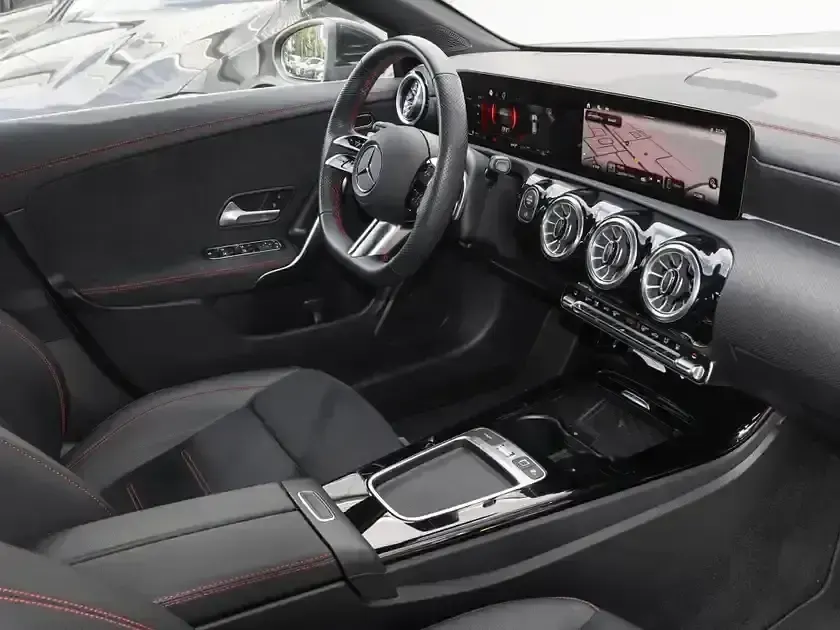 Gebraucht Mercedes CLA200 163 PS (119 kW) 2024 Schwarz metalliclack kosmosschwarz Kombi