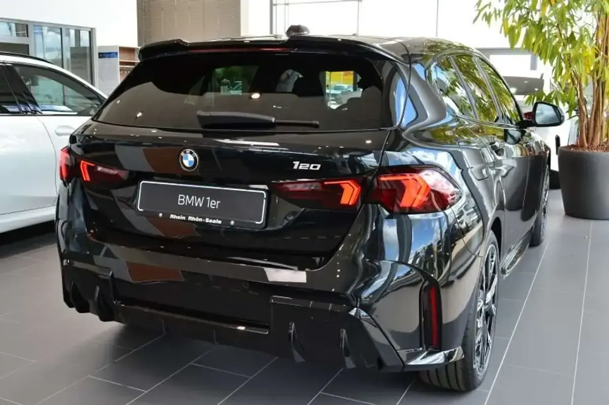 Neu BMW 120 M Sport 156 PS (114 kW) 2026 Saphirschwarz metallic Kleinwagen