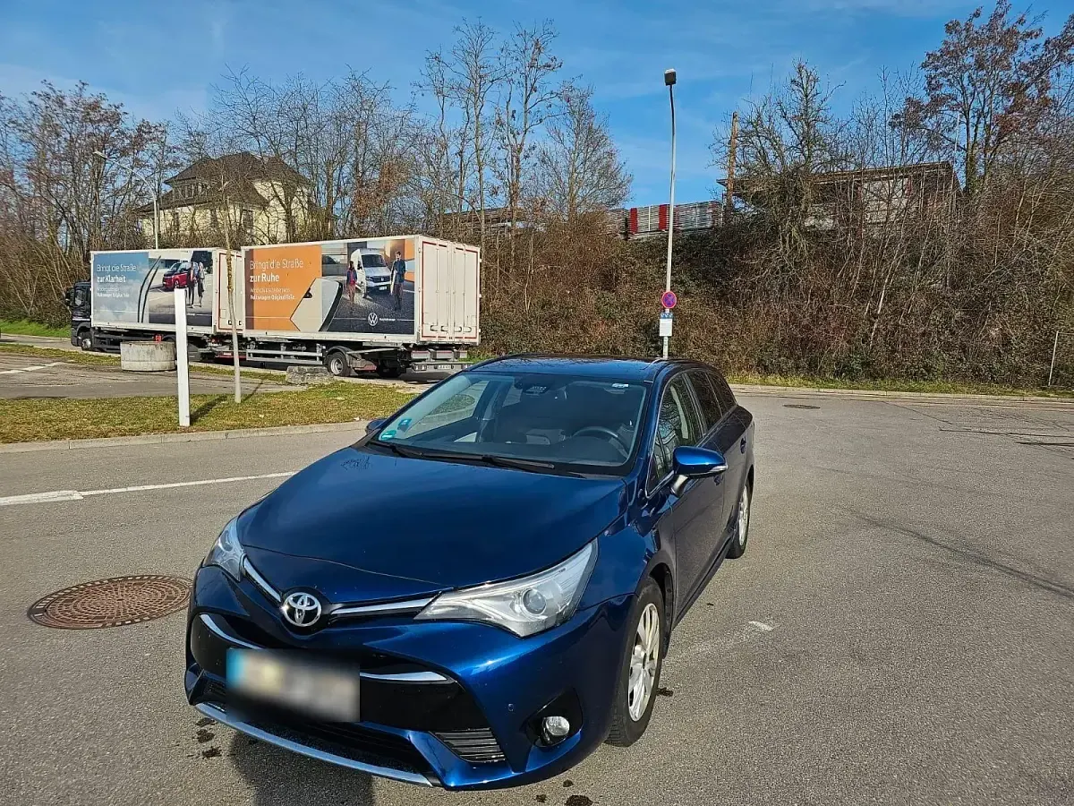 Gebraucht Toyota Avensis Edition-S 147 PS (108 kW) 2017 Blau Kombi