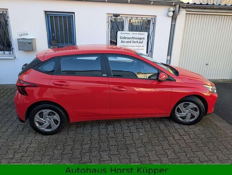 Gebraucht Hyundai i20 Select 84 PS (61 kW) 2021 Tomato red / sol Kleinwagen