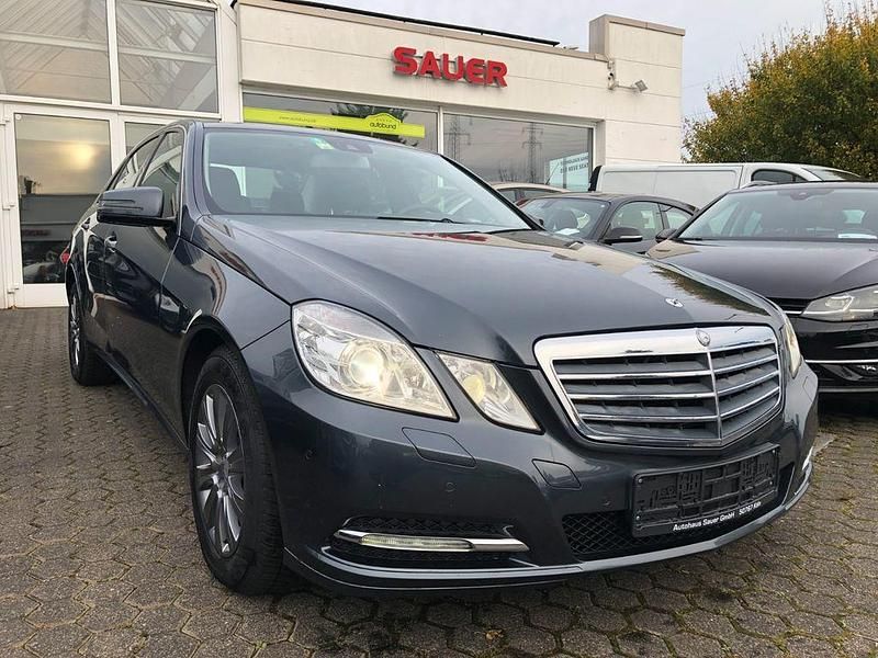 Grau Gebraucht 2012 Mercedes E250 Limousine | 14.950 € (Fairer Preis) - Bild 1/4