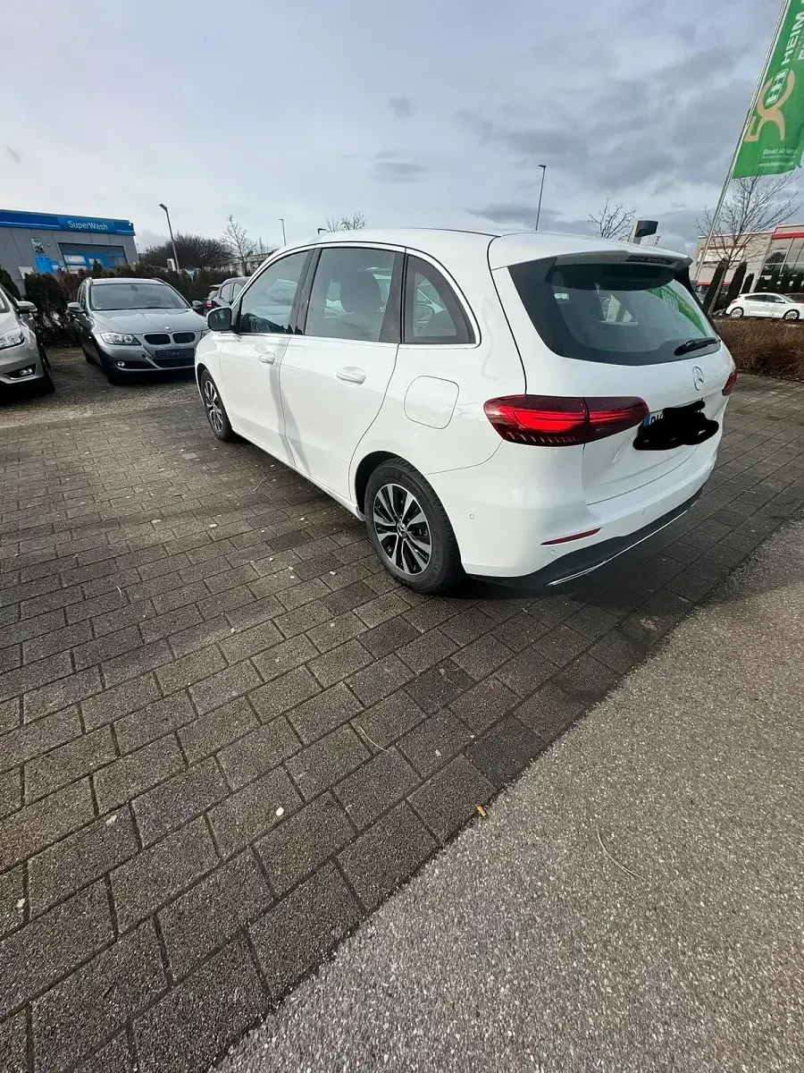 Gebraucht Mercedes B200 150 PS (110 kW) 2023 Weiß Kleinwagen