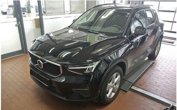 Schwarz onyx black / metallic Gebraucht 2024 Volvo XC40 SUV | 28.490 € (Superpreis) - Bild 1/1