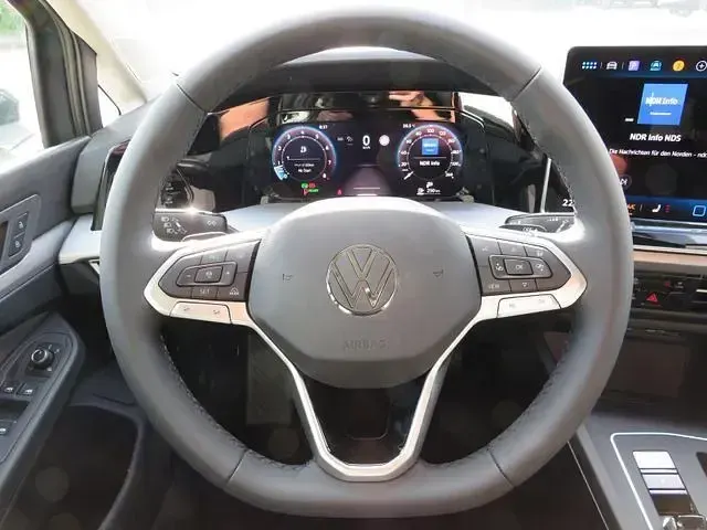 Neu VW Golf VIII Life 150 PS (110 kW) 2026 Crystal iceblue Kombi