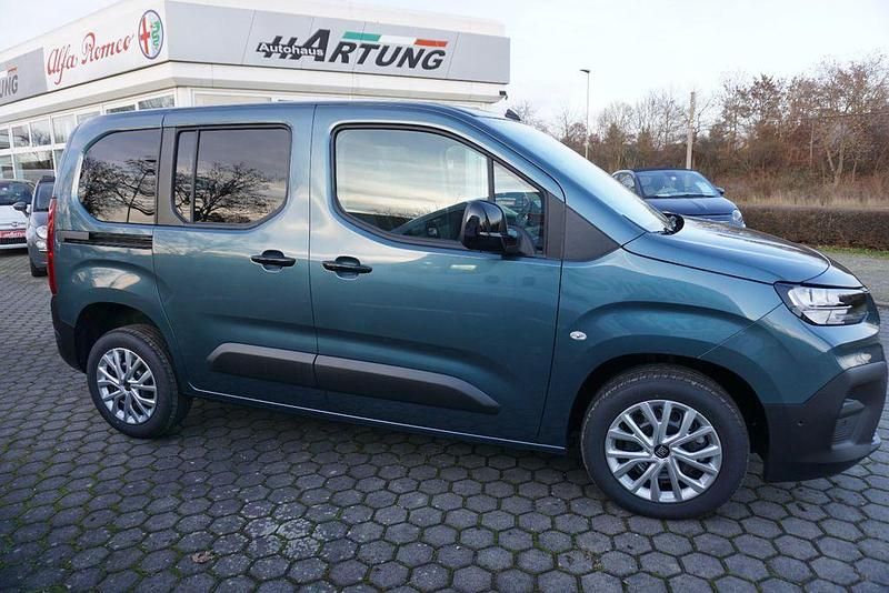 Neu Fiat Doblò 102 PS (75 kW) 2025 Blau Van / Kleinbus