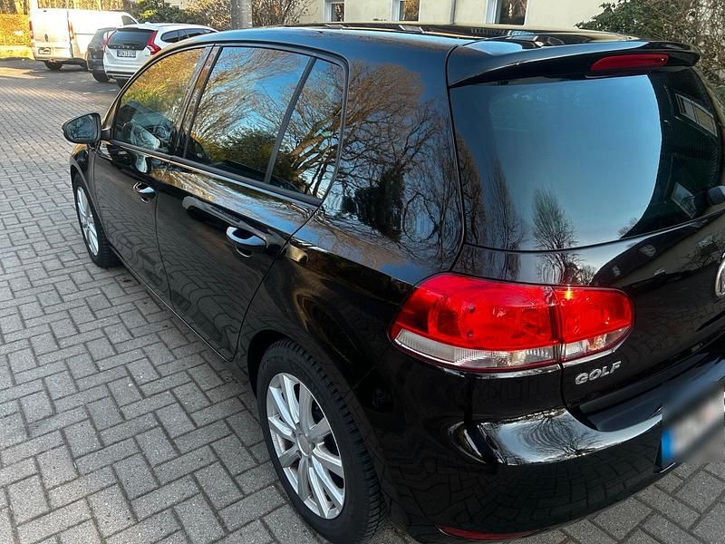 Second-hand VW Golf VII 105 CP (77 kW) 2012 Negru Berlinǎ