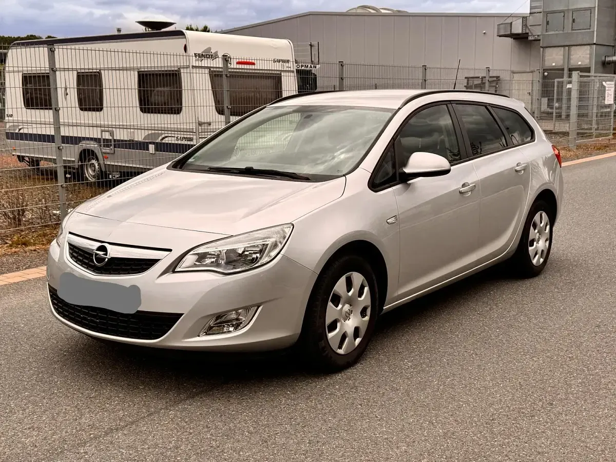 Gebraucht Opel Astra 140 PS (102 kW) 2011 Silber Kombi