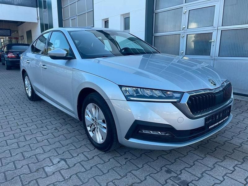 Silber Gebraucht 2021 Skoda Octavia Ambition Limousine | 20.990 € (Superpreis) - Bild 1/4