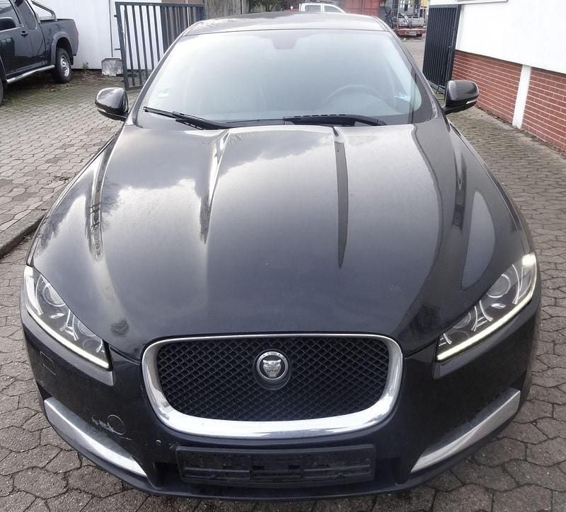 Używany Jaguar XF 200 KM (147 kW) 2013 Czarny Sedan/Limuzyna