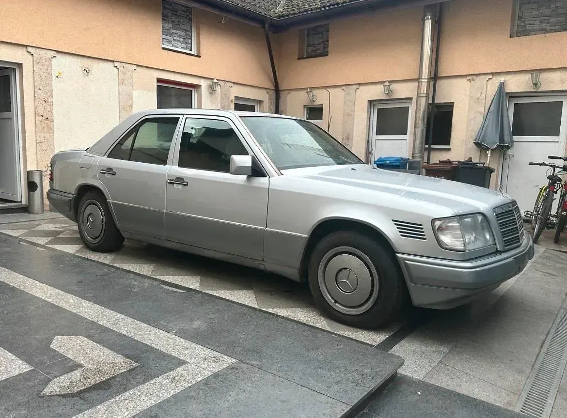 Second-hand Mercedes E250 1994 Argintiu Berlinǎ